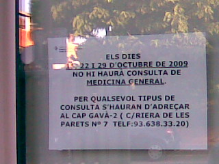 Cartell penjat al Centre Cívic de Gavà Mar anunciant que no hi haur medicina general al CAP de Gavà Mar els dijous 15, 22 i 29 d'octubre de 2009